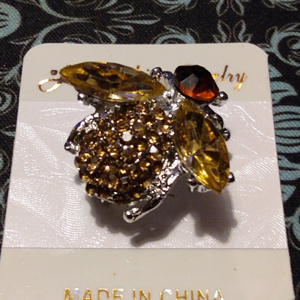 ✨ Ladybird Pin - Picture 2 of 4